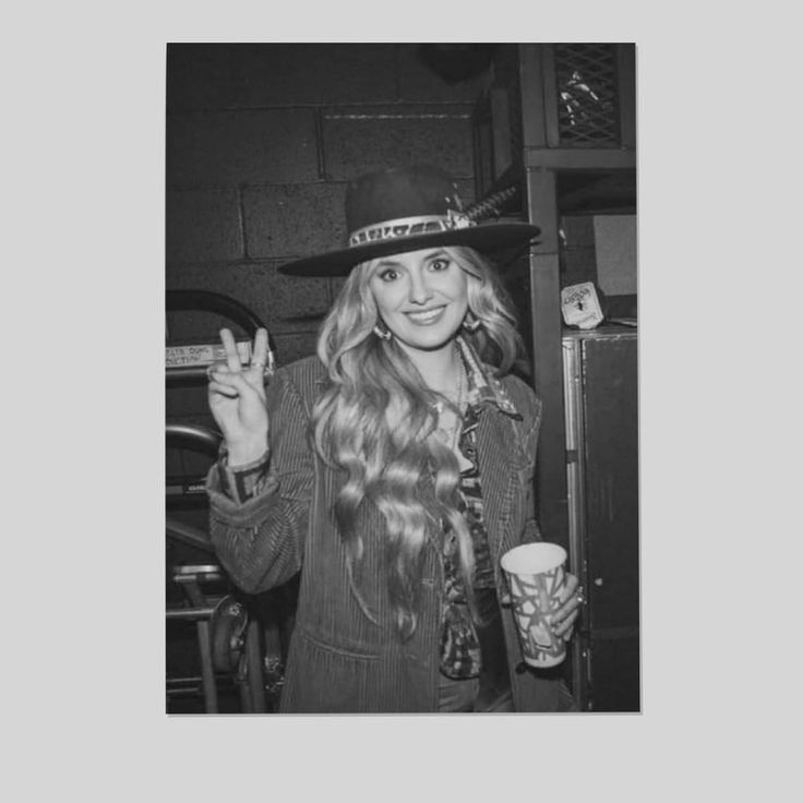 Lainey Wilson Singer Art Retro Picture Print Canvas Poster Wall Paint Art Posters Decor Modern Home Artworks Size 24''x36''