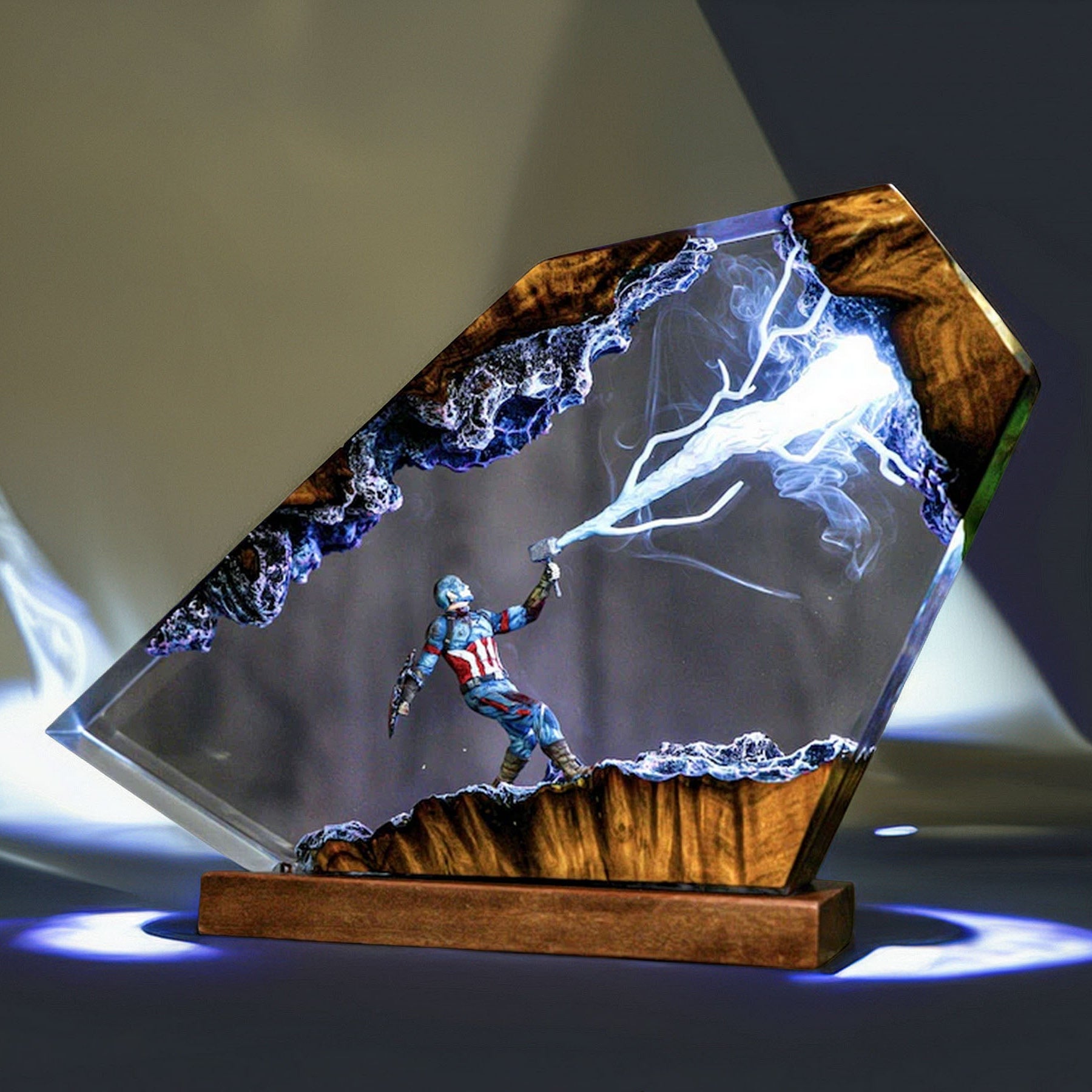Star-Shield Patriot Resin Lamp 02