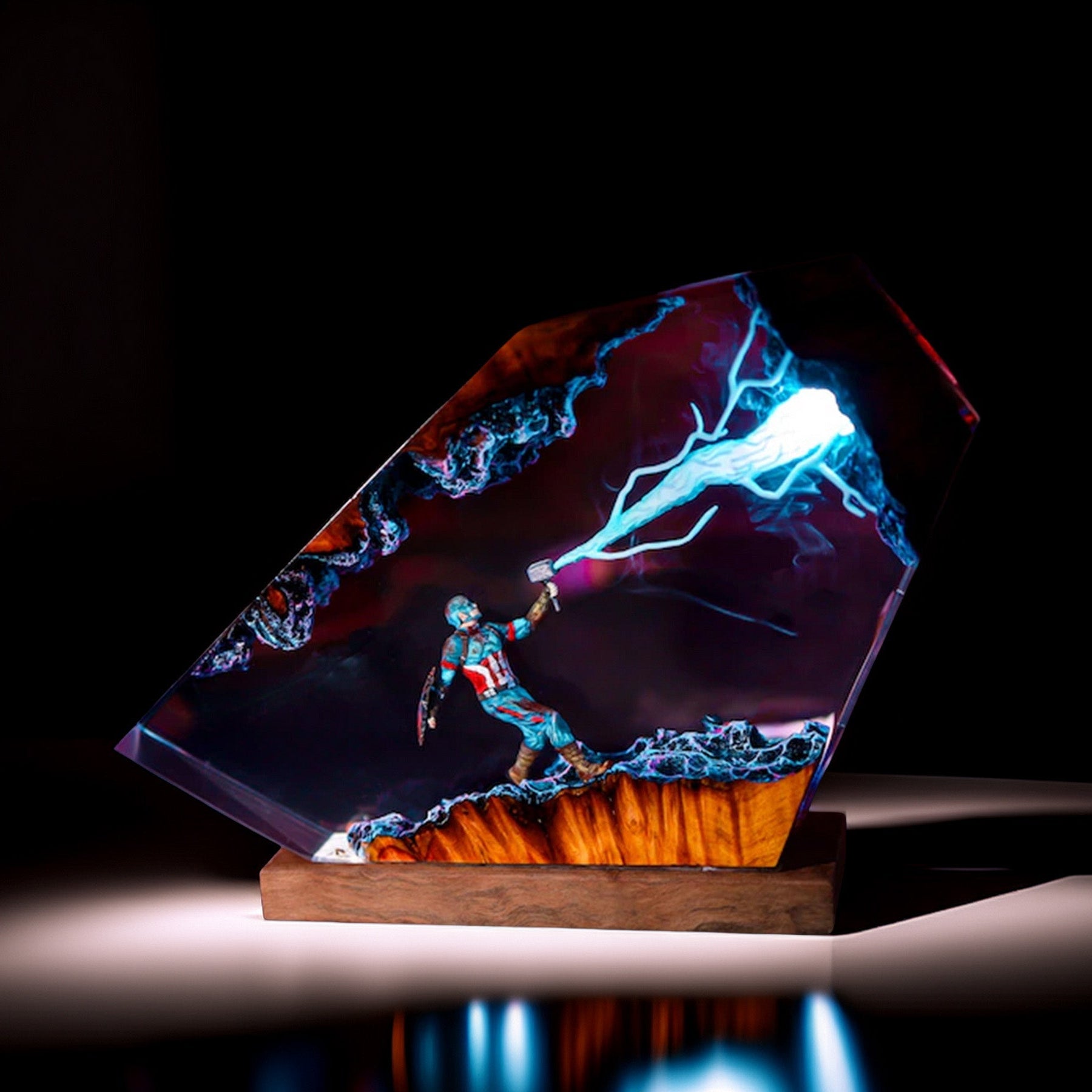 Star-Shield Patriot Resin Lamp 02